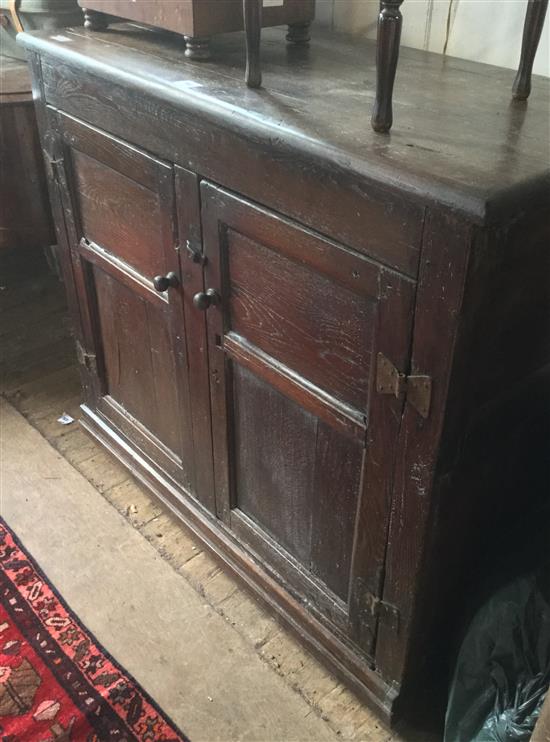 Early oak 2 door cabinet(-)